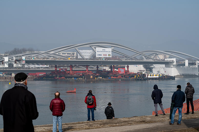 Neue Donaubrücke wird "eingeschwommen"