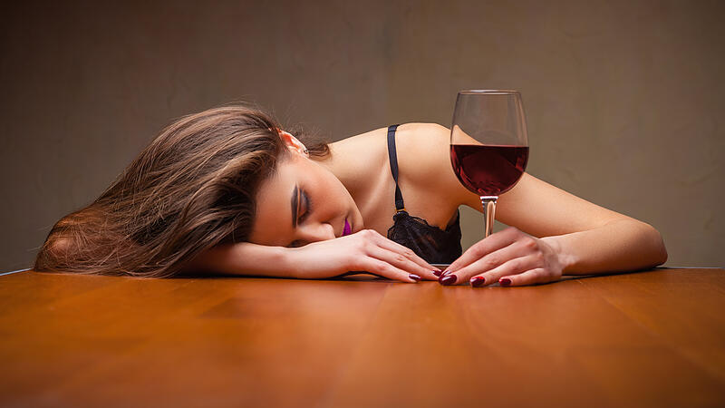 Schlafmangel und Alkohol benebeln