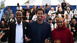 Schauspieler Ahmed Ali Farah, Mo Harawe (Mitte) und Schauspielerin Anab Ahmed Ibrahim in Cannes