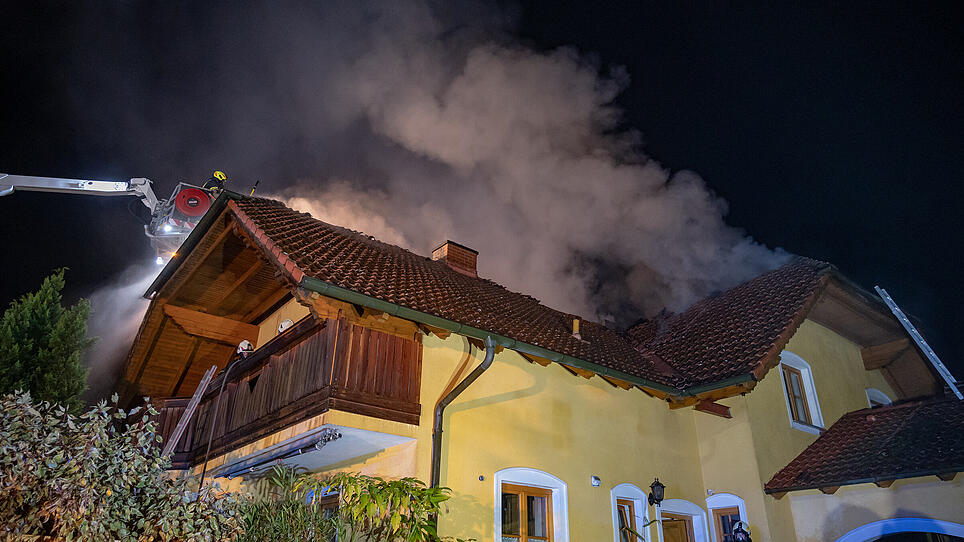 Nachbar alarmiert Feuerwehr - Familie aus brennendem Wohnhaus gerettet