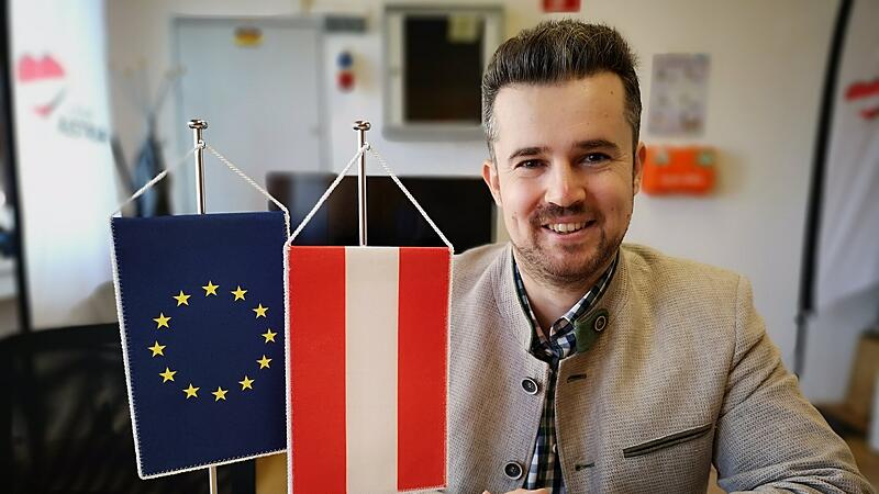 Christoph Eder mit Europa- und Österreichflagge