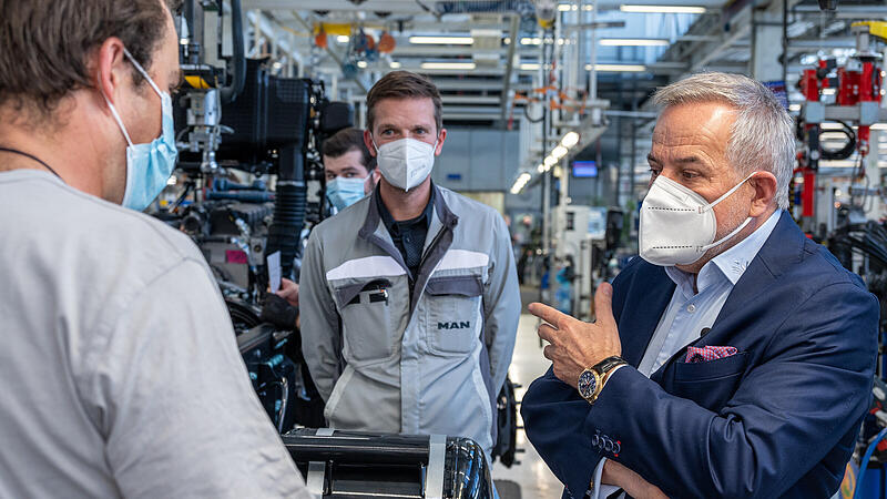 Siegfried Wolf bei MAN in Steyr beim Besuch der Mitarbeiter an der Produktionsstraße am 31.03.2021