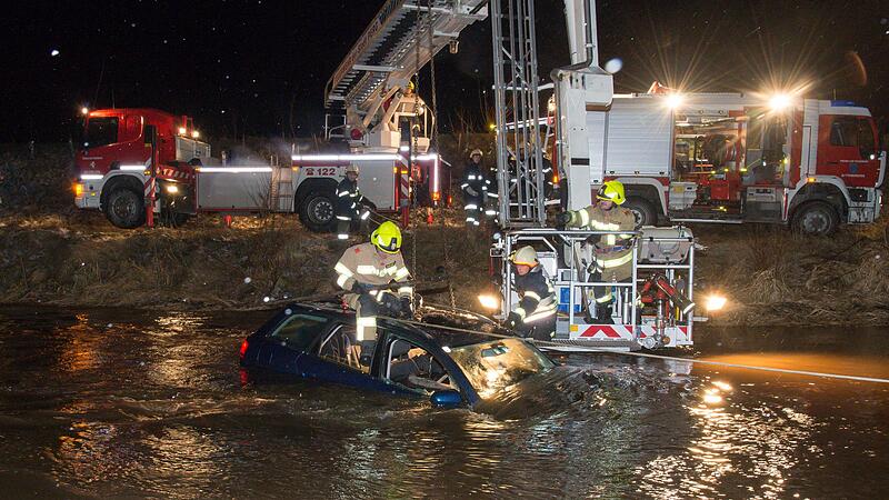 Fahrzeuglenker stürzte in Fluss