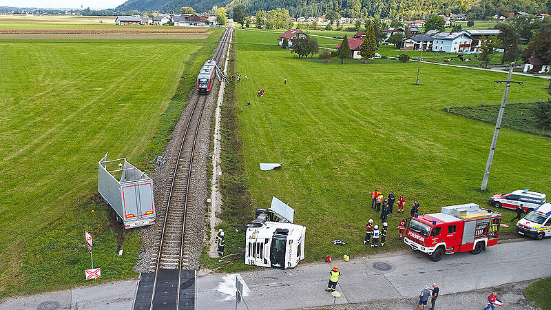 Truck torn in two in collision with train in Munderfing