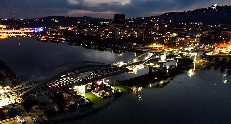 Linzer Donaubrücke erstrahlt