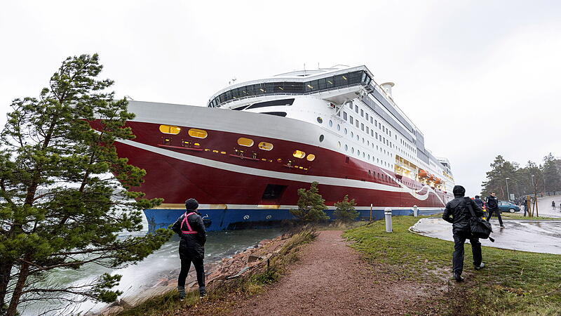 Cruise ferry Viking Grace runs aground at Mariehamn