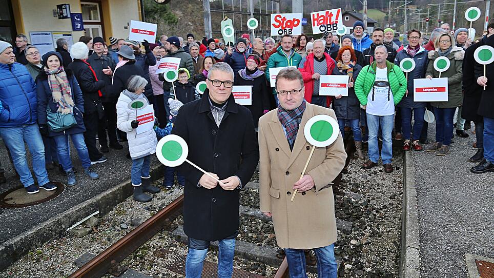 Kundgebung in Mitterweißenbach gegen die Schließung dreier Bahnhöfe