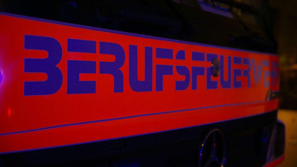 Berufsfeuerwehr Feuerwehr Einsatz Brand Blaulicht