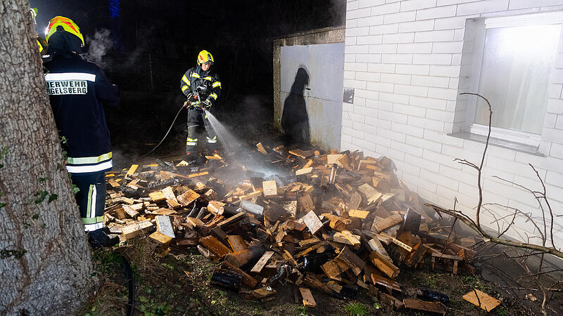 Holzstoß vor Einfamilienhaus brannte