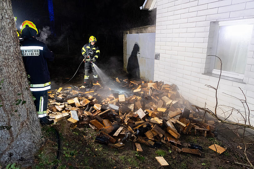 Holzstoß vor Einfamilienhaus brannte
