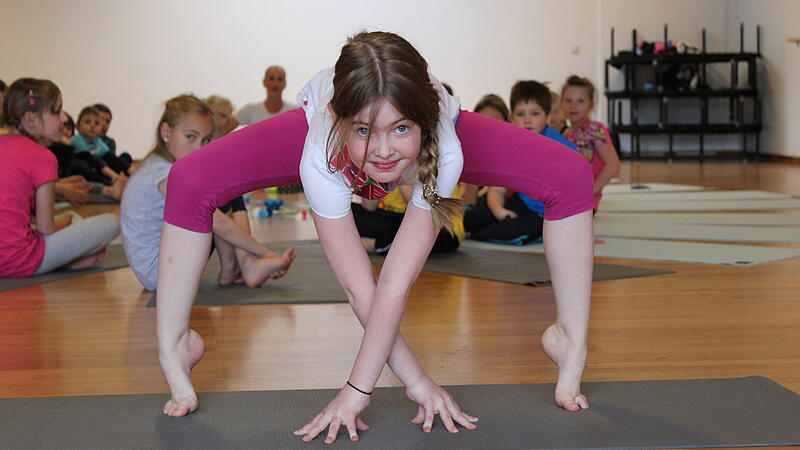 Kindgerechete Übungen mit dem Yoga-Äffchen