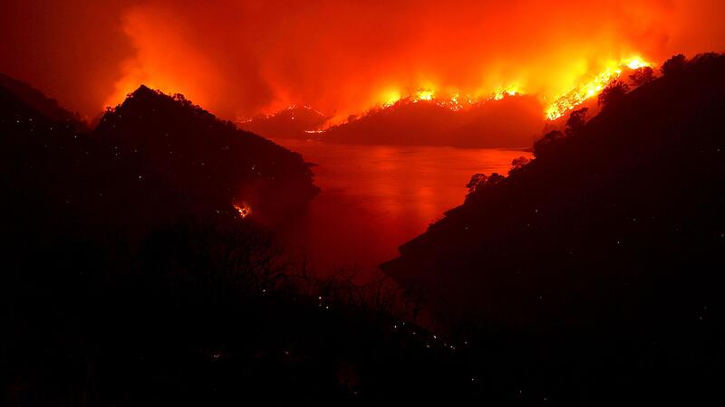 Tausende flüchten vor Flammen: Waldbrände in Kalifornien