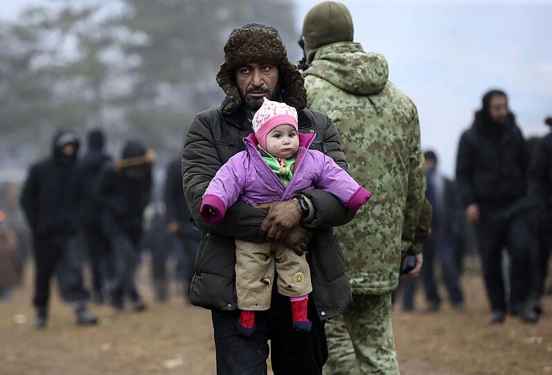 Tausende warten in der Kälte: So sieht es an der Grenze zu Belarus aus