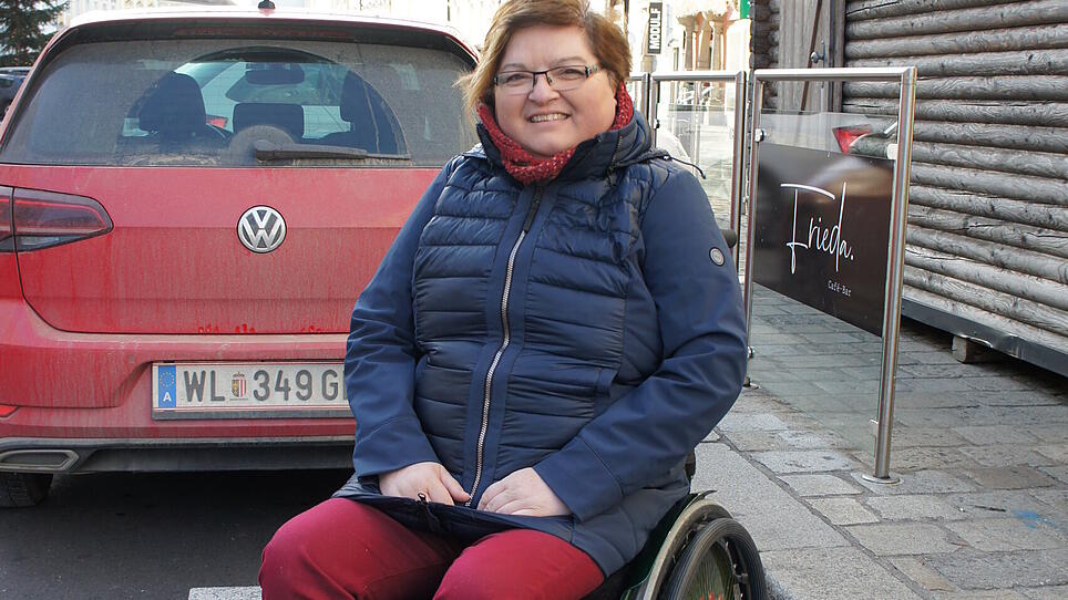 Kein Taxi für Rollstuhlfahrerin: Welserin in der Kälte sitzen gelassen