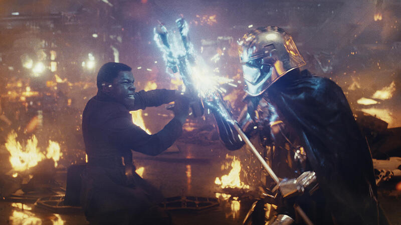 John Boyega als Finn im Kampf mit Captain Phasma (Gwendoline Christie).