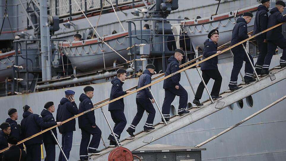 Russian sailors board their Russian Navy frigate Smolny as they leave the STX Les Chantiers de l'Atlantique shipyard site in Saint-Nazaire