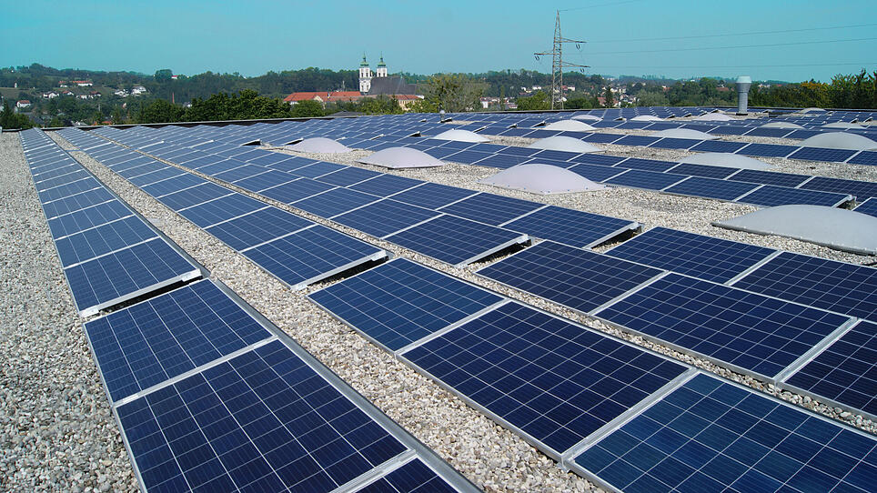 Mit 740 Photovoltaik-Modulen hilft Solarfocus auch dem Klima