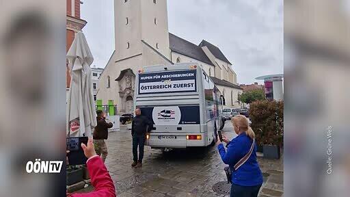 Video: The identitarian bus rolled towards the Wels city council