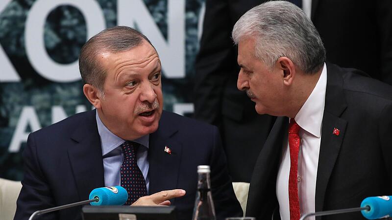 Mehr als 18.600 Beamte von Erdogan per Dekret entlassen