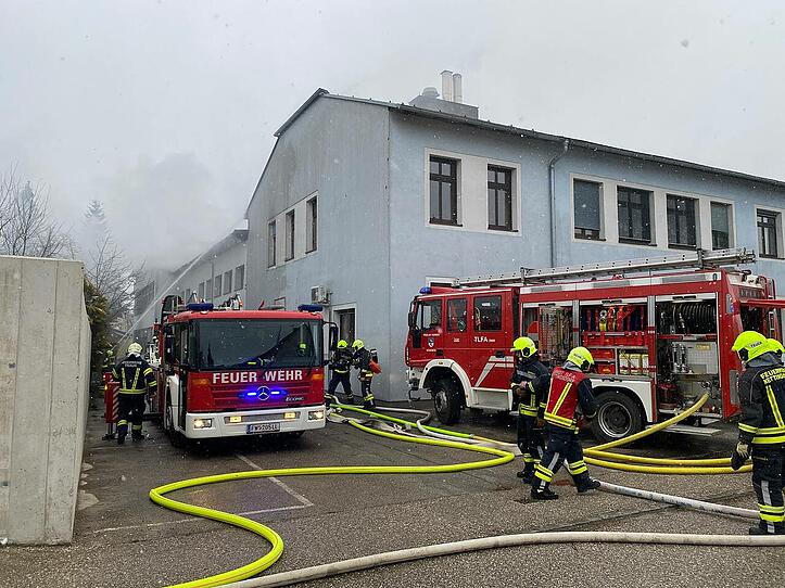 Brand in Volksschule: Feuerwehr in Neuhofen an der Krems im Großeinsatz