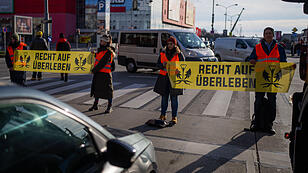 Klimaaktivisten protestieren in Wien
