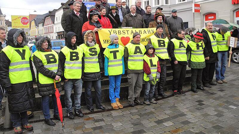 400 Bürger nahmen sich für Rettung der Ybbstalbahn an den Händen