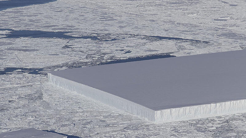 Ungewöhnlicher Eisberg treibt in der Antarktis