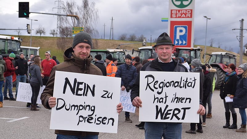 Bauern demonstrierten vor SPAR-Filialen