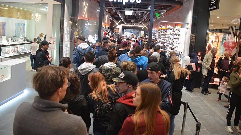 20.000 Besucher stürmten die Geschäfte im neuen Einkaufszentrum "Hey! Steyr"