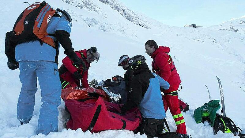 Freerider stürzte mit Schneebrett über Felswand