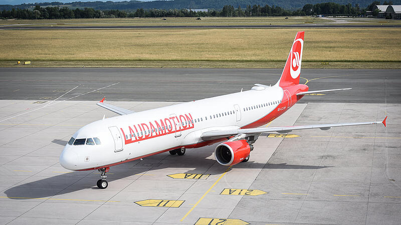 Laudamotion Flugzeug am Linzer Flughafen, Hörsching