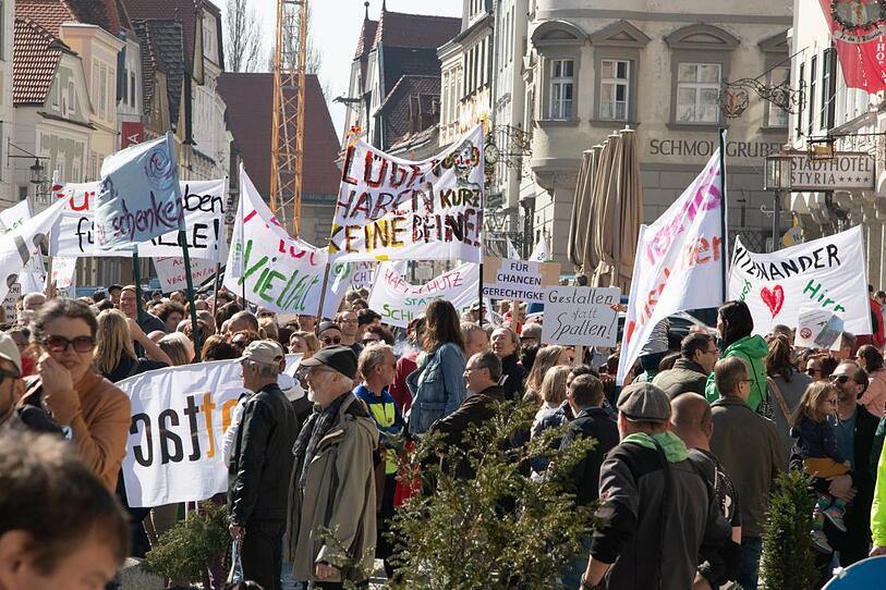 1500 Steyrer demonstrierten gegen den aktuellen Ton in der Politik