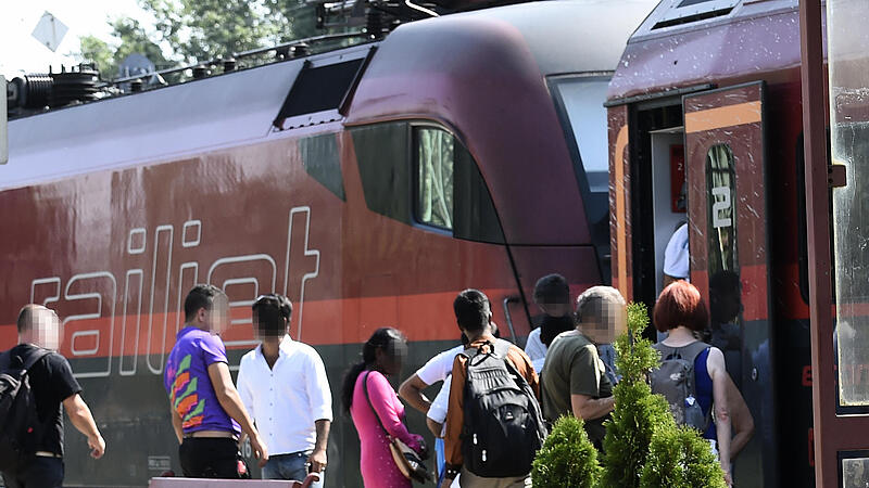 Flüchtlinge stürmen Züge nach Österreich