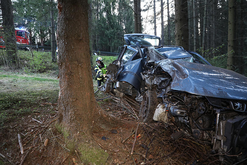 17-Jähriger prallte mit Auto gegen Baum, Beifahrer (15) starb