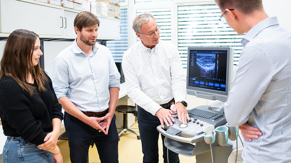 Siemens schenkte Studiengang ein Ultraschallgerät