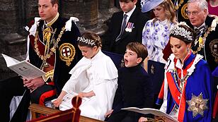 Prinz Louis blödelt sich durch die Krönungszeremonie