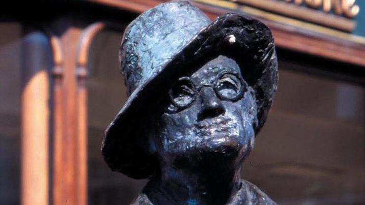 Statue vom irischen Schriftsteller James Joyce
