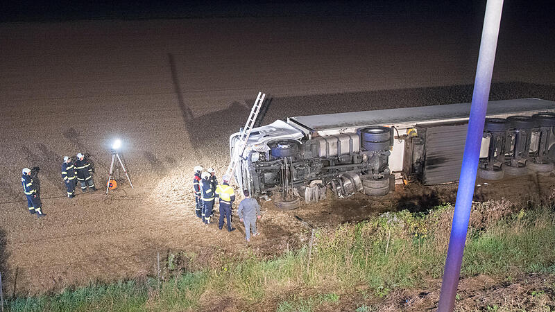 40-Tonner stürzte von Autobahn auf Feld