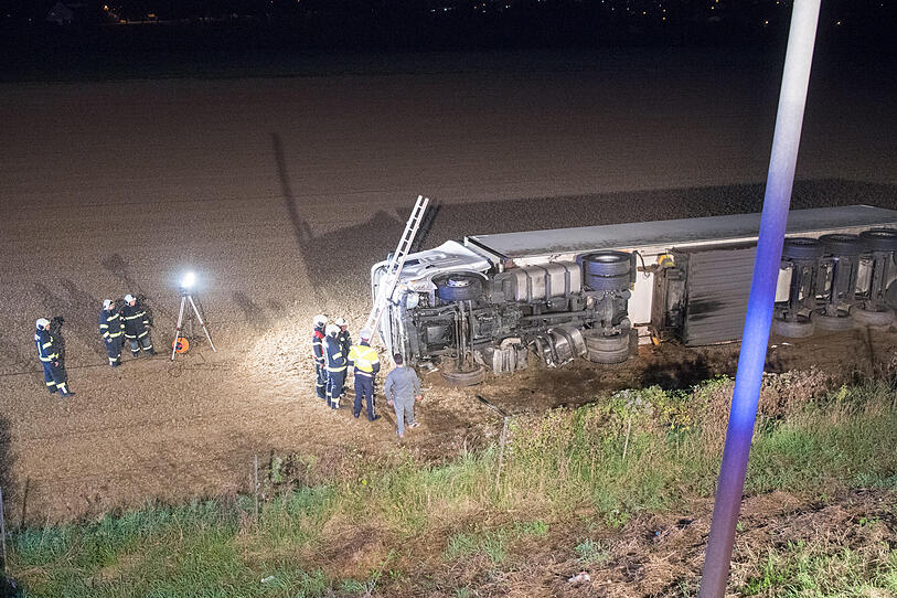 40-Tonner stürzte von Autobahn auf Feld