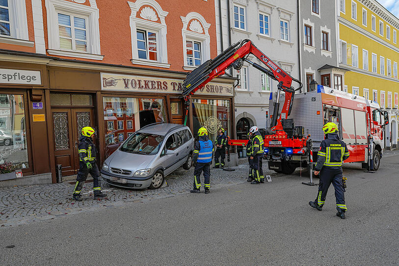 Spektakulärer Unfall in Schärding: Auto krachte in Geschäft