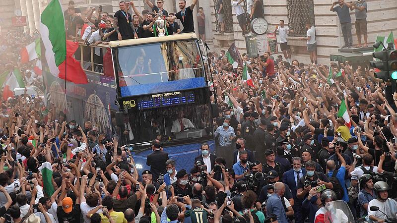 Italiens triumphale Rückkehr Spieler feierten mit den Fans