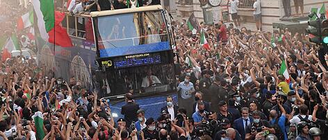Italiens triumphale Rückkehr Spieler feierten mit den Fans