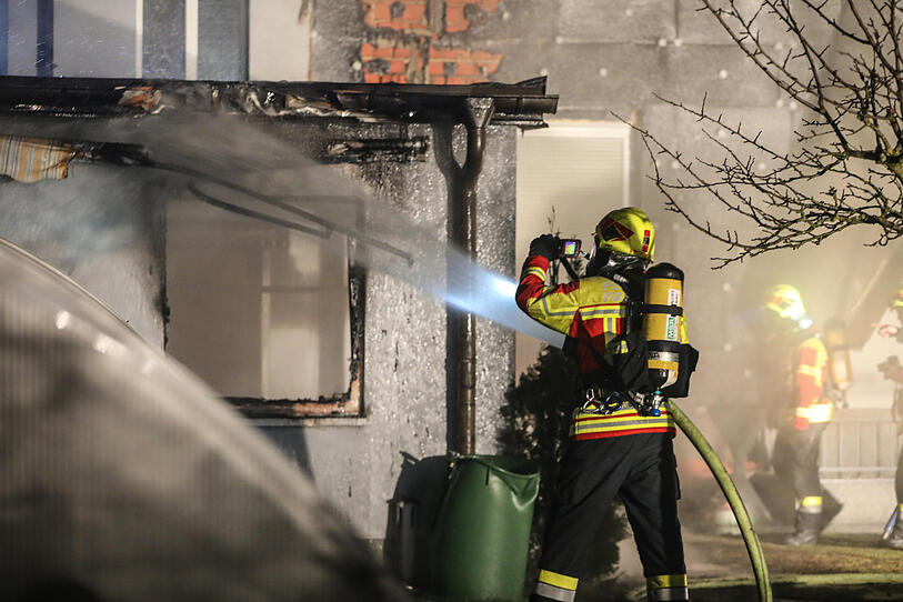 Nächtlicher erster Brandeinsatz 2018 in Pasching