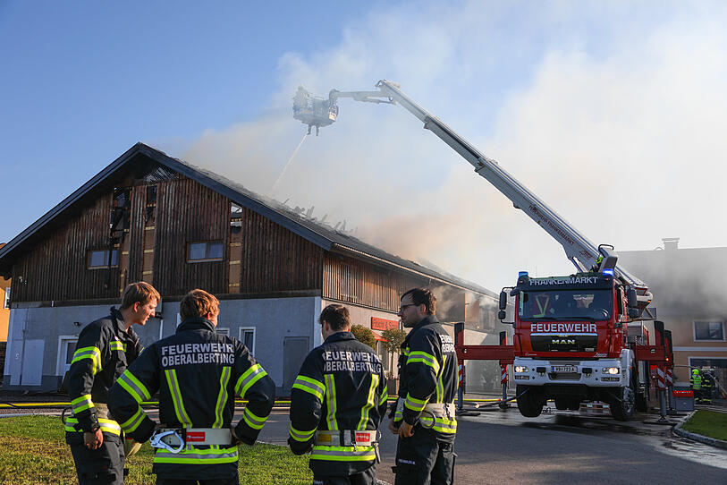 Brand in Frankenmarkt: 15 Feuerwehren im Einsatz