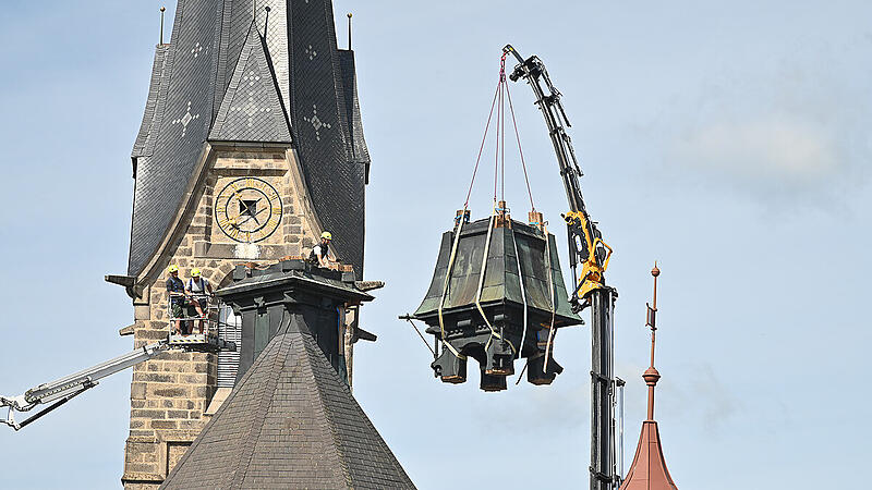 Schrecksekunde bei Renovierung: Kran gab nach, Kirchturm-Stumpf stürzte ab