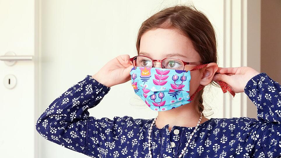 Schulen: Bayern führt Maskenpflicht bis zum Platz im Klassenzimmer ein