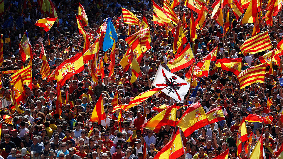 950.000 gegen Unabhängigkeit: "Wir sind Spanier, wir sind Katalanen"
