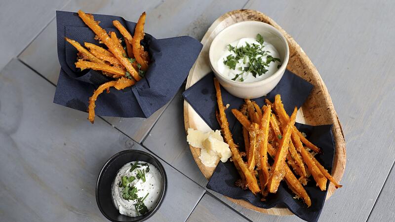 Knoblauch-Karotten-Sticks mit Parmesankruste und Sour Cream