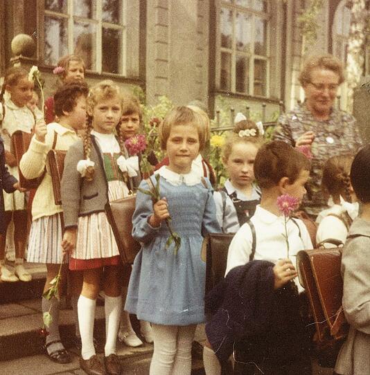 Doris Grießler, hier noch Doris Eypeltauer (im blauen Kleidchen im Vordergrund) an ihrem ersten Schultag in der Volksschule am Römerberg