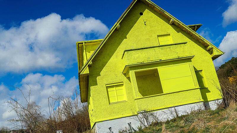 Ein Haus ganz in Gelb: "Aprilscherz ist es keiner"